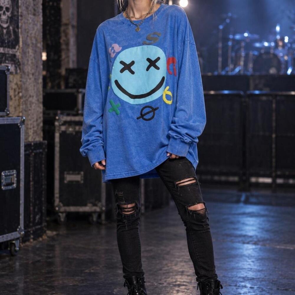 Easel NWT long sleeve grapic top